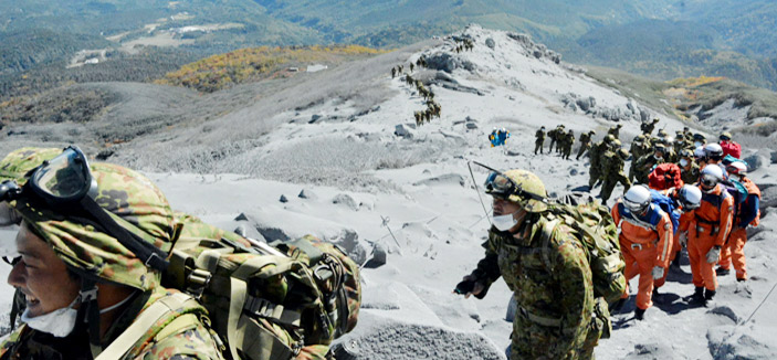 عودة ثوران بركان اونتاكي الياباني وتعليق أعمال الإغاثة 