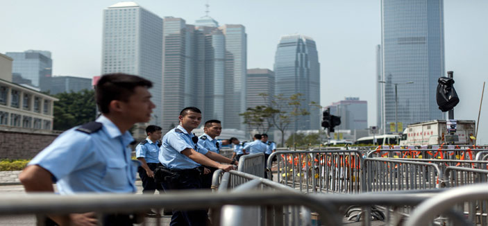 الشرطة تزيل الحواجز من مواقع الاحتجاجات في هونج كونج 