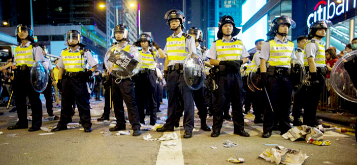شرطة هونج كونج تزيل الحواجز في مونج كوك 
