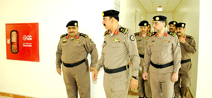 مدير شرطة الجوف يقف على تجهيزات مركز شرطة العزيزية الجديد 