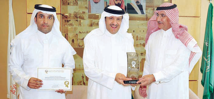 الأمير سلطان بن سلمان يتسلم جائزة معهد الشرق الأوسط للتميز في المحافظة على التراث والثقافة 
