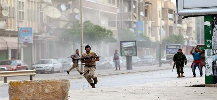 الجيش النظامي وقوات حفتر تتقدم إلى بنغازي في محاولة لاستعادتها 
