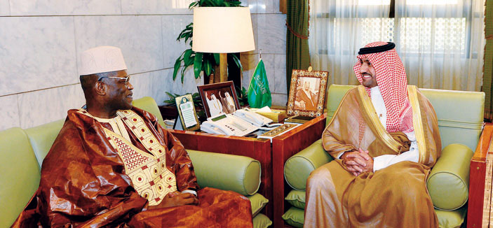 أمير منطقة الرياض يستقبل الرئيس العام لرعاية الشباب وسفير سيراليون 