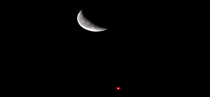 القمر يجاور «الكوكب الأحمر».. الليلة 