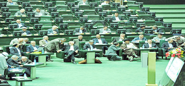 البرلمان الإيراني يدخل في جدل مع حكومة روحاني 