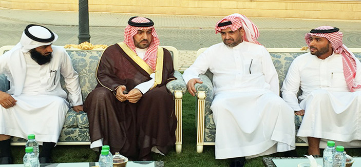 أمير الرياض يزور أسرة الراجحي لتقديم التعازي