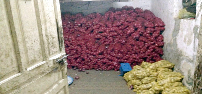 أمانة منطقة الرياض تضبط منزلين شعبيين لتخزين الخضراوات والفواكه في حي ثليم 