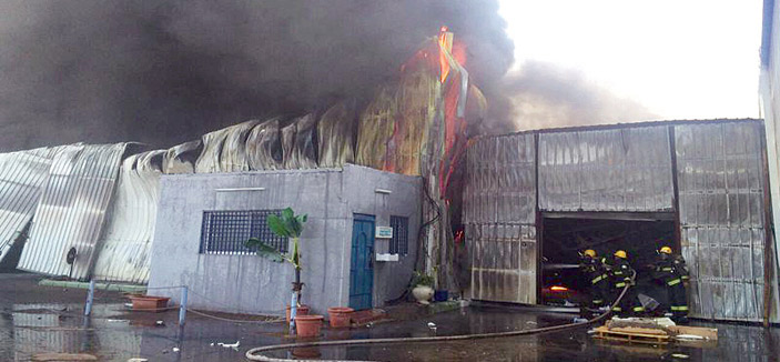 نشوب حريق هائل في مصنع «بولسترين» بتبوك 