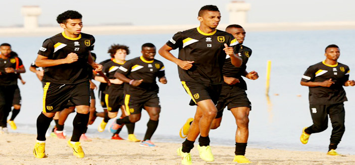الاتحاد يتدرب على شواطئ «دبي».. وبيتوركا يصحح أخطاء اللاعبين 