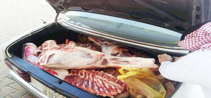 أمانة الجوف تكشف وافداً ينقل اللحوم بسيارته مع المنظفات 