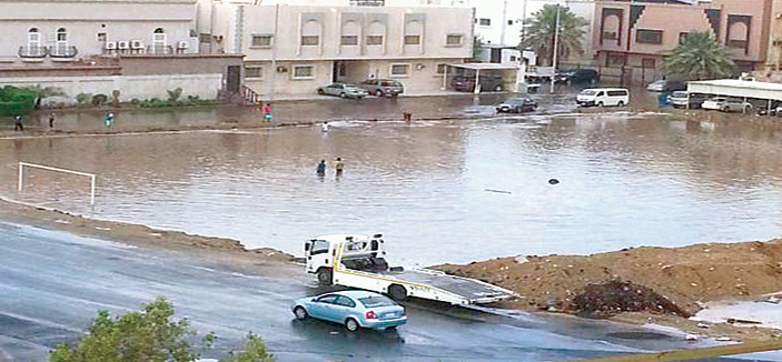 جدة تحت المطر.. الدفاع المدني يحذر و 1600 عامل لمواجهة السيول 