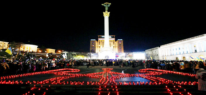 الأوكرانيون يحيون بالشموع الذكرى الأولى لاحتجاجات ميدان الاستقلال 