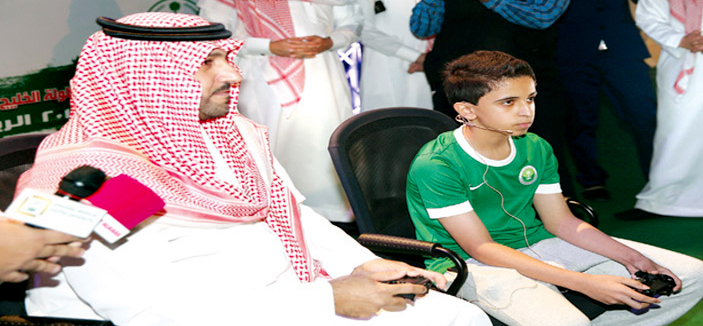 أمير منطقة الرياض يتوج الفريق القطري ببطولة الخليج الإلكترونية لكرة القدم 