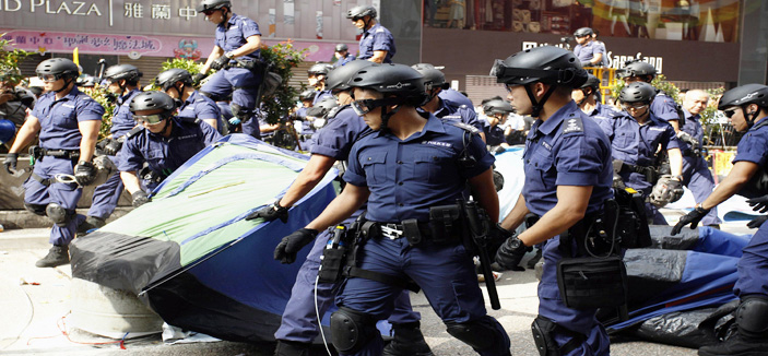 شرطة هونج كونج تلقي القبض على قيادات طلابية للاحتجاجات 