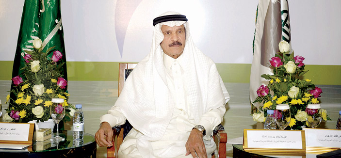 خالد المالك يرأس جلسة (دور المؤسسات السعودية في مواجهة الإشاعة) 