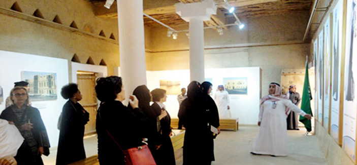 زوجات السفراء المعتمدين لدى المملكة يزورون متحف المصمك التاريخي 