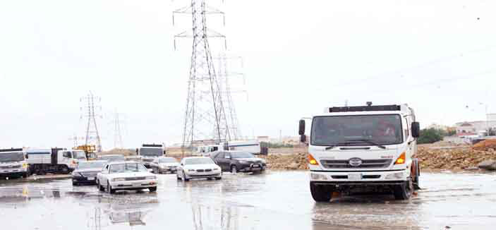 أمانة منطقة الرياض تنجح في سحب مياه الأمطار 