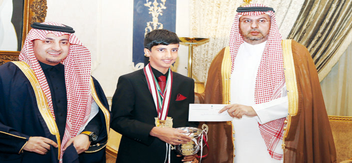 الأمير عبد الله بن مساعد يُكرّم لاعب التنس الناشئ الحقباني 