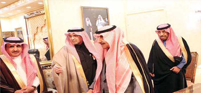 أمير منطقة الحدود الشمالية يستعرض مشاريع الكهرباء بالمنطقة 