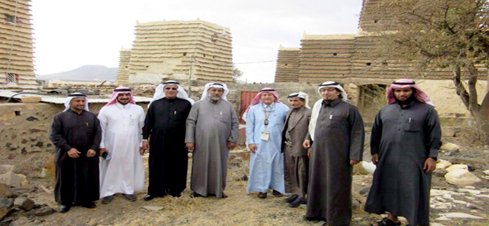 وفد من جمعية العلوم والعمران يزور قرية آل عابس التراثية 