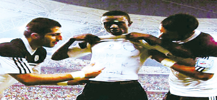 حسن معاذ مواسياً القحطاني بعد الرباط: 