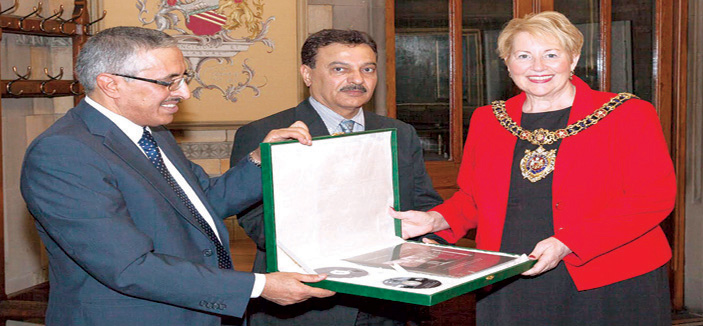 عمدة مانشستر تشيد بجهود مكتبة الملك عبدالعزيز في تنظيم معرض صور الأميرة أليس 