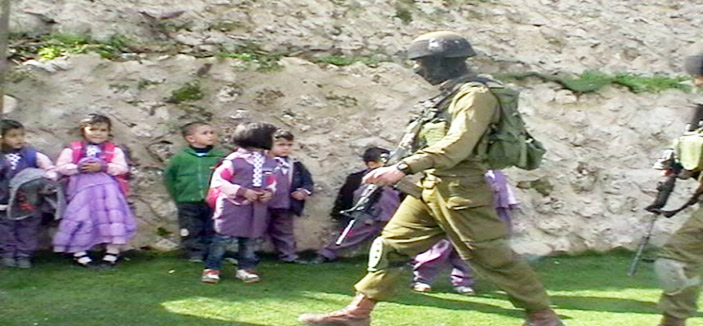 جنود الاحتلال يقتحمون روضة بالخليل ويرهبون الأطفال 