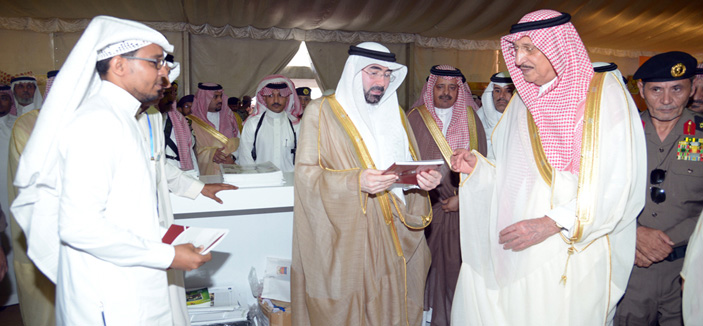 الأمير محمد بن ناصر يتفقد جناح جامعة جازان بمهرجان العسل 