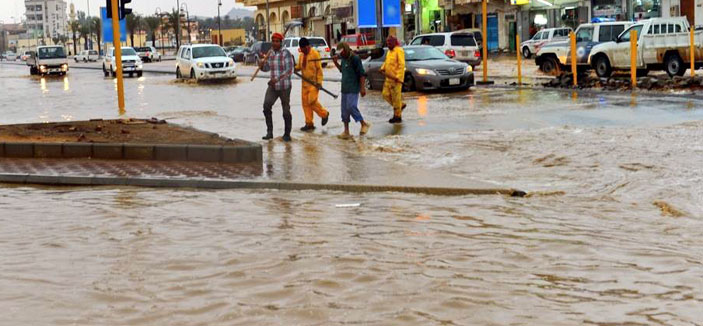بلدية القريات تشكل فرق عمل لسحب مياه الأمطار من الشوارع 