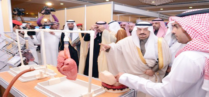 أمير منطقة القصيم ونائبه يزوران معرض صفاء لمكافحة التدخين بالرس 