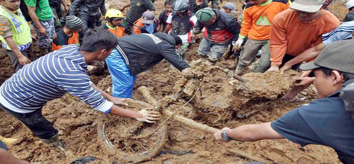 ارتفاع حصيلة القتلى إلى 61 جراء الانهيار الأرضي في إندونيسيا  