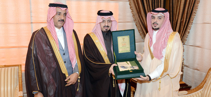 أمير منطقة عسير يتسلم تقرير فرع مصلحة الإحصاءات بالمنطقة 