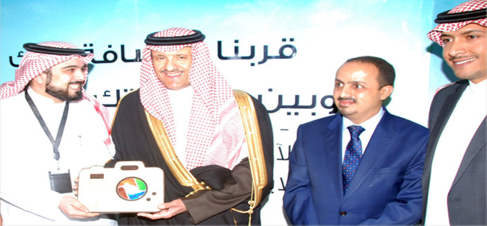 الأمير سلطان بن سلمان يكرّم مؤسسة البريد في ملتقى ألوان السعودية 