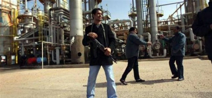 صاروخ يصيب صهريجاً في ميناء السدر النفطي في ليبيا 