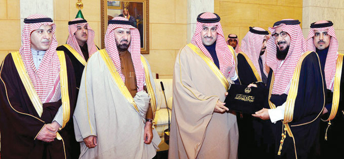أمير منطقة الرياض يسلّم شهادات حضور الدورات التدريبية لمنسوبي إمارة المنطقة 
