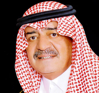 الأمير مقرن بن عبدالعزيز يكرّم المحامي الطويان 