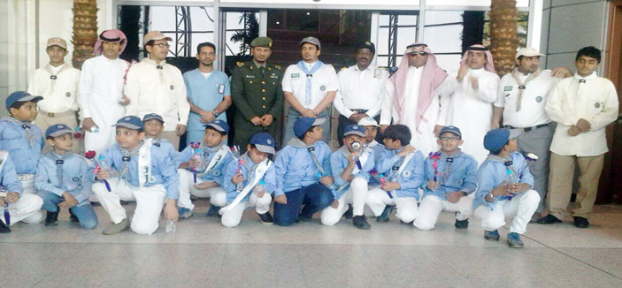 استقبال المعتمرين بمطار الأمير عبد المحسن بينبع بماء زمزم والورود 