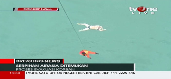 العثور على حطام الطائرة الماليزية وانتشال عشرات الجثث من بحر جاوا   