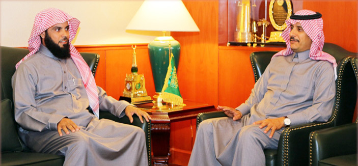  الأمير عبد الرحمن في حديث مع رئيس الجمعية