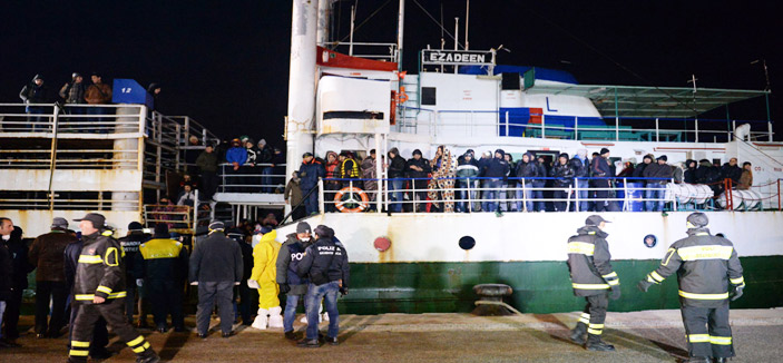 البحرية الإيطالية تنقذ سفينة شحن على متنها 450 مهاجراً 