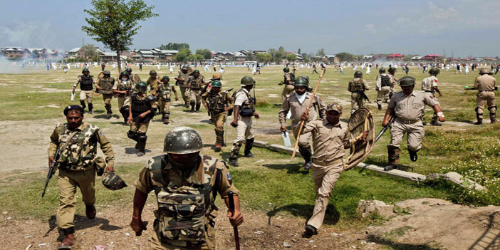 فرار الآلاف مع تصاعد الاشتباكات بين الهند وباكستان 