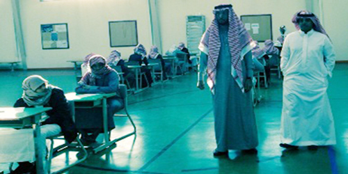 مدير تعليم القويعية يقف على سير الاختبارات 