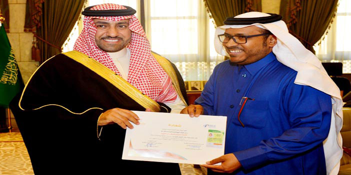 أمير منطقة الرياض يسلم رخص الإرشاد السياحي لبعض المرشدين المعتمدين 
