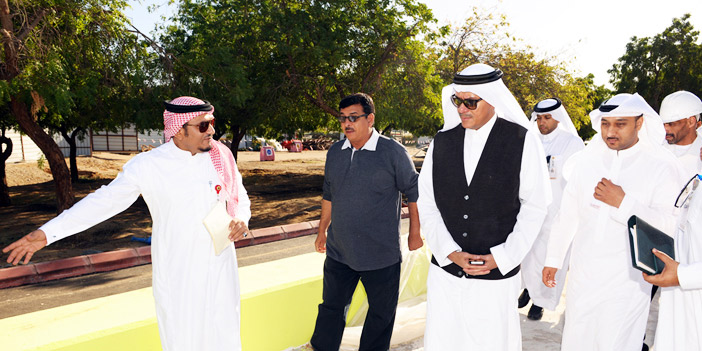  د. نصيف متفقداً أحد المواقع