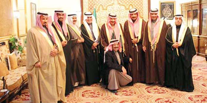  الأمير مع أعضاء المجلس