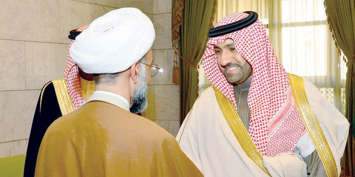  أمير منطقة الرياض خلال استقباله وفدا من أهالي القطيف مطمئنين على صحة خادم الحرمين