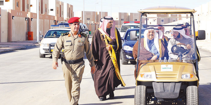  الأمير فيصل بن بندر يتجول في موقع الوحدات السكنية