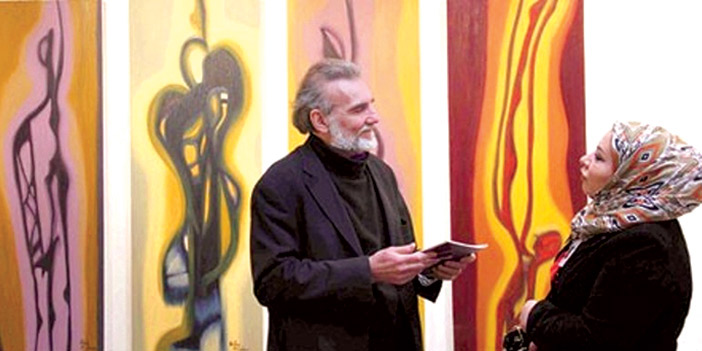  الفنانة نجلاء مع أحد زوار معرضها في باريس