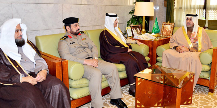  الأمير تركي بن عبدالله خلال استقباله رئيس وأعضاء لجنة «تراحم»