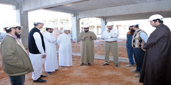  الدكتور مسلم يتحدث مع المشرفين على المشروع